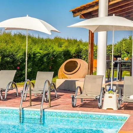 In Sleeps 6 Includes Swimming Pool Air Con And Wifi 7 6 *