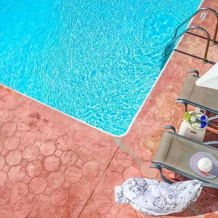 Villa In Sleeps 6 Includes Swimming Pool Air Con And Wifi 7 6