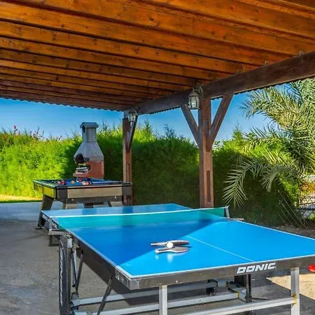 In Sleeps 6 Includes Swimming Pool Air Con And Wifi 7 6 *