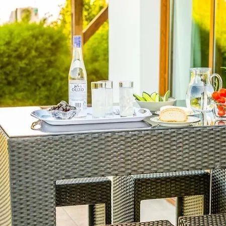 Villa In Sleeps 6 Includes Swimming Pool Air Con And Wifi 7 6 *