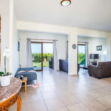 Villa In Sleeps 6 Includes Swimming Pool Air Con And Wifi 7 6