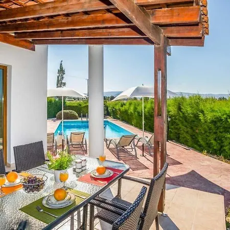 빌라 In Sleeps 6 Includes Swimming Pool Air Con And Wifi 7 6 *