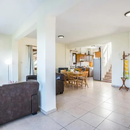 In Sleeps 6 Includes Swimming Pool Air Con And Wifi 7 6 * Mavroli