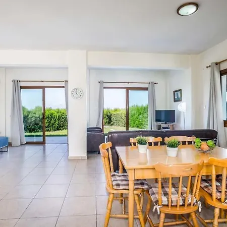 In Sleeps 6 Includes Swimming Pool Air Con And Wifi 7 6 Villa