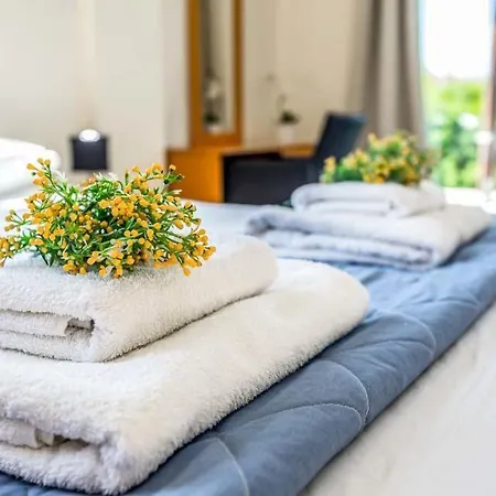 In Sleeps 6 Includes Swimming Pool Air Con And Wifi 7 6 Mavroli